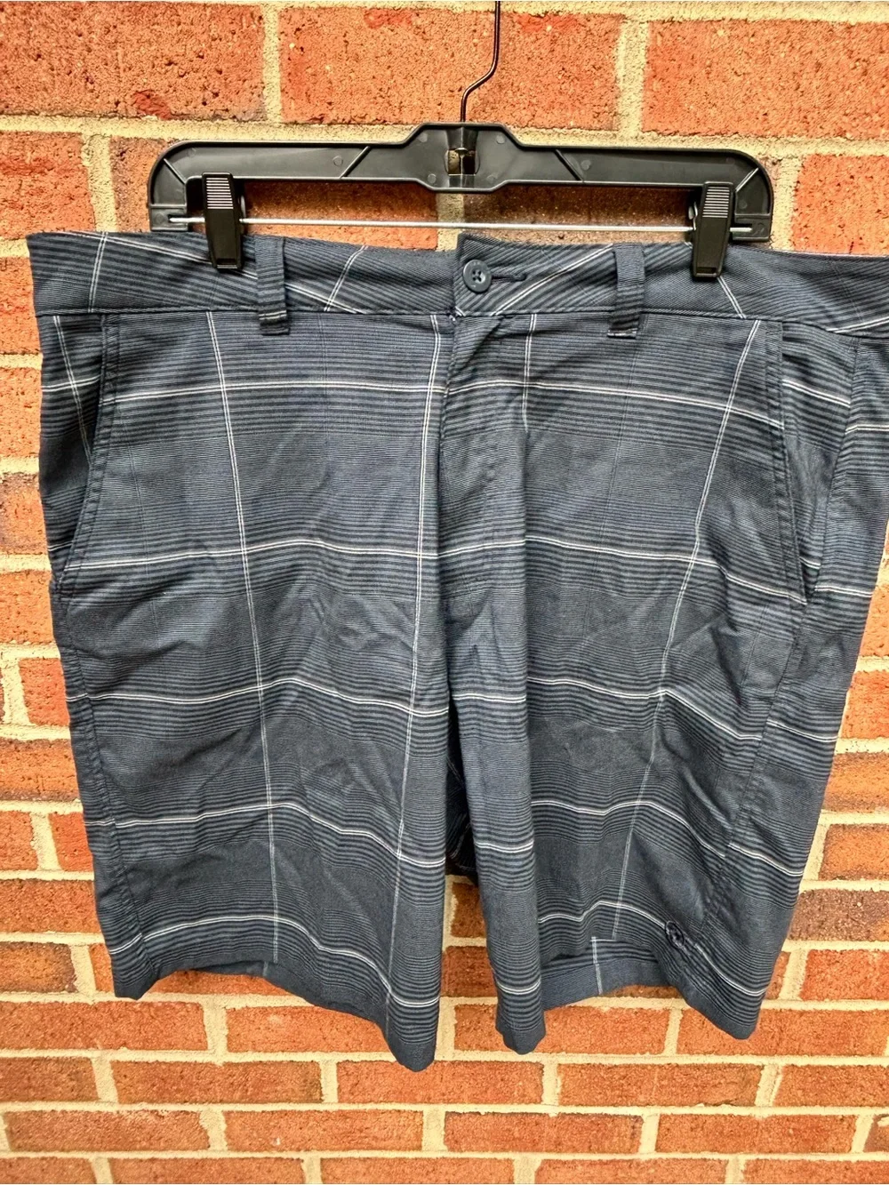 Hang in Ten Men’s Plaid Shorts Size 38 Gray Casual Hybrid Flat Front Quick-dry